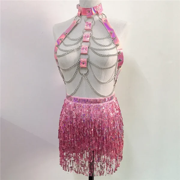 Ensemble Harnais en cuir, chaîne de poitrine en métal avec pompon, Mini jupe à paillettes - 140725/2258 – Image 6
