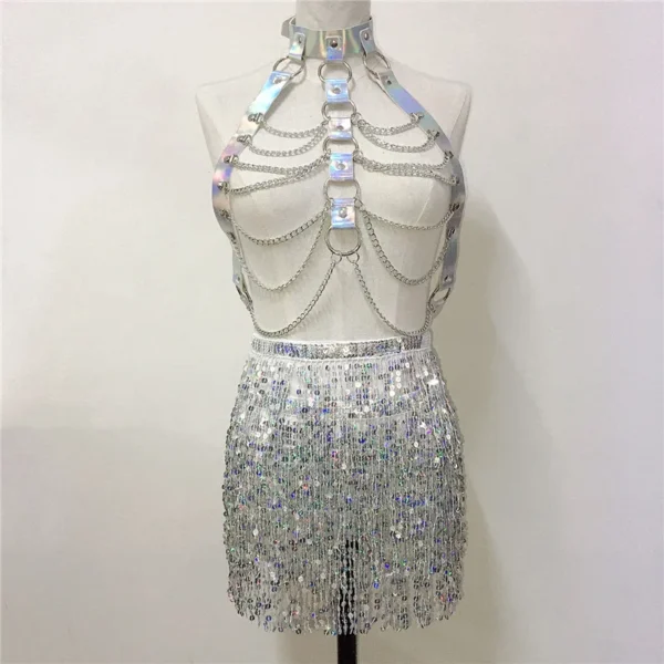 Ensemble Harnais en cuir, chaîne de poitrine en métal avec pompon, Mini jupe à paillettes - 140725/2258 – Image 11