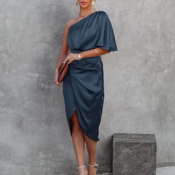 Robe longue froncée en Satin, épaule dénudée, manches chauve-souris, moulante, mi-longue - 050825/2230 – Image 7